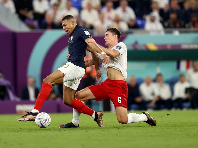 Andreas Christensen agarra a Kylian Mbappé y es sancionado con tarjeta amarilla
